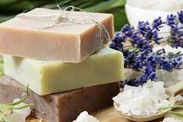 هزینه های اضافه را کنار بگذارید | خودتان در خانه صابون درست کنید | آموزش ساخت صابون