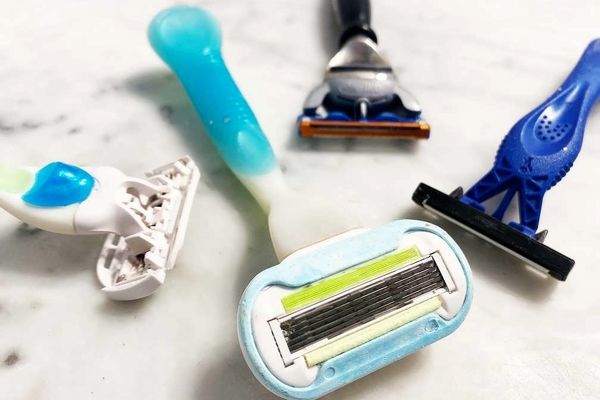 از این به بعد تیغ ژیلت رو دور ننداز! | با این ترفند ساده میتونی چندین بار ازش استفاده کنی! | روش تیز کردن تیغ ژیلت + ویدیو