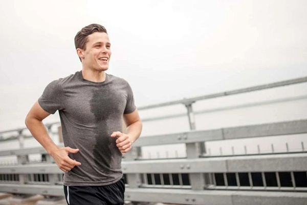 گردنبند هوشمندی که از روی عرق بدن سلامتی را ردیابی می‌کند