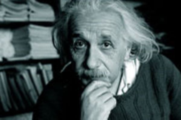 سخنان انگیزشی آلبرت انیشتین | هنگام صبح هرگز این ۴ کار را انجام ندهید 