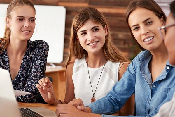 ۱۰ ویژگی که باید آن را در دوستان خود بیابید | ویژگی دوستان خوب