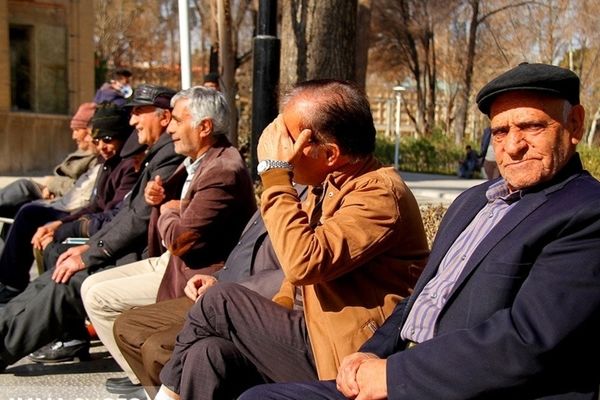 فردا حساب بازنشستگان پر پول میشود | ۳۰ درصد پاداش معلمان بازنشسته سال 1401 فردا پرداخت می‌شود