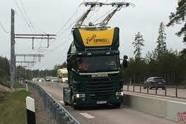 اولین جاده برقی در جهان را دیده بودید؟ | شیوه شارژ شدن خودرو ها در این جاده 