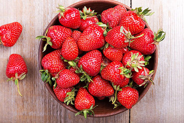 تا حالا اشتباه توت فرنگی و میشستی | ترفند شستن میوه و سبزی