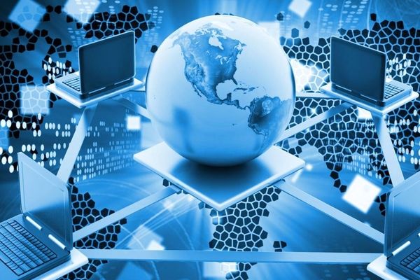 چه کسی اینترنت را اختراع کرد