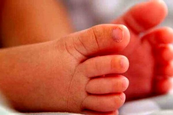 لحظه زنده شدن نوزاد مرده | لحظه عجیب زنده شدن نوزاد مرده در آغوش پدر توسط اورژانس تلفنی