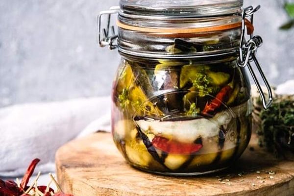 با غذا ترشی بخوریم یا نه؟ | بررسی فواید و ضررهای ترشی برای بدن