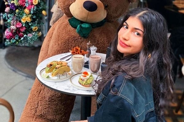 تقلید ژست فوتبالی علی دایی توسط دختر بزرگش | تنها عکس فوتبالی من و پدرم است + عکس