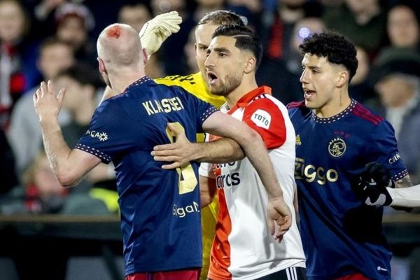 لحظه برخورد فندک به سر کلاسن بازیکن آژاکس را ببینید | ترک زمین جام حذفی هلند + ویدیو