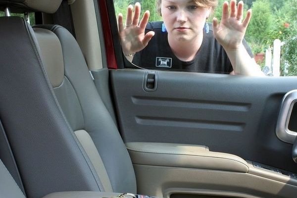 در ماشین و بدون سوییچ اینطوری باز کنید | وقتی سوئیچ تو خودرو جا میمونه دیگه غصه نخور