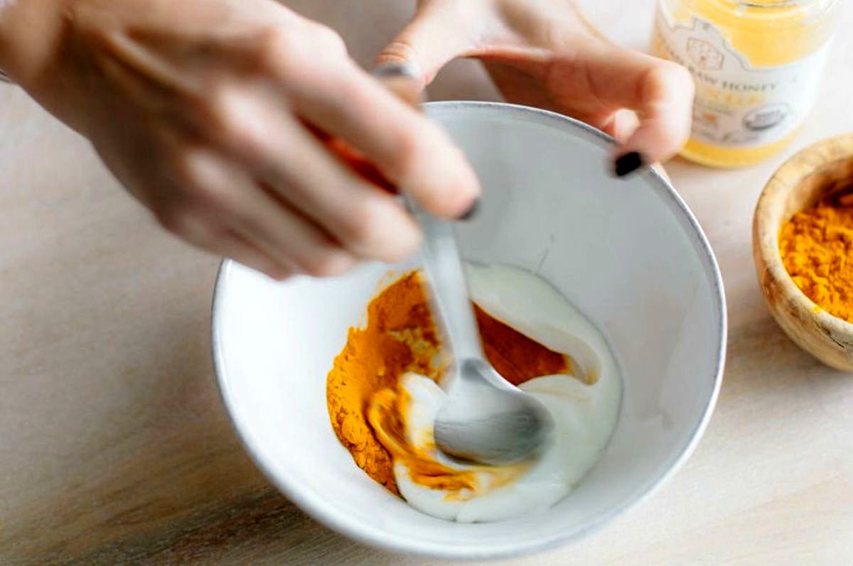 خواص بینظیر مخلوط کردن ماست و زردچوبه | با خوردن این دیگه نیاز به برنامه رژیمی نداری!