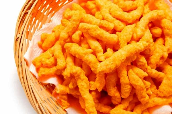 دیگه از بیرون پفک نخر!| خودت با این روش آسون و کم هزینه 2 برابر پفک نمکی بیرون درست کن! | طرز تهیه پفک نمکی در خانه + ویدئو