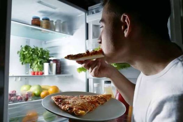 اگر شماهم به پرخوری شبانه دچارید عوارض آن را بدانید | سندروم خوردن شبانه
