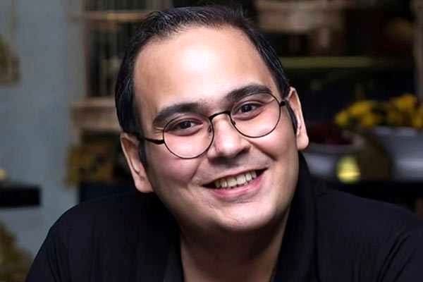 تصاویری تلخ از مراسم مرحوم رضا داوود نژاد | بی قراری همسر و پدر رضا داوود نژاد در مراسم