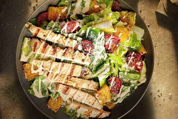 طرز تهیه سالاد سزار به سبک رستوران ها | یک غذای ساده و لاکچری برای شام یا میان وعده