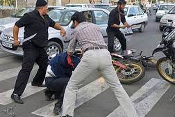 زورگیری در قائمشهر و فرار راننده خودرو | لحظات وحشتناک در میدان امام قائمشهر 