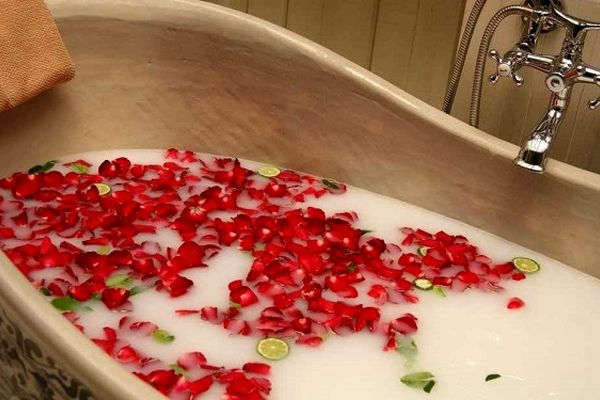 هرگز هنگام دوش گرفتن مسواک نزنید | خطرات وحشتناکی که مسواک زدن در حمام که نمیدانستید