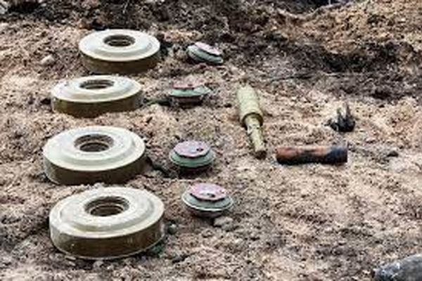 خاطره قاضی پور از سالم ماندن بعد از پریدنش از هلیکوپتر و رفتن روی چند مین | فقط تعجب مجری از صحبت های هیجان انگیز او