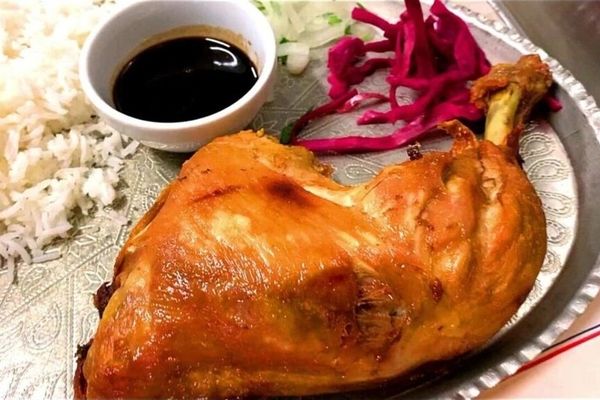 راز پخت اکبر جوجه به سبک کلبادی لو رفت | پخت اکبر جوجه وسط جنگلهای شمال با معراج موسوی+ویدئو