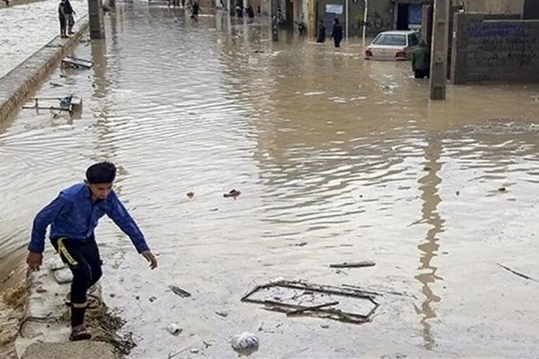 استاد دانشگاه با شلوارک در سیل مشهد! | وقتی حوادث طبیعی حیثیت برای کسی نمی‌گذارند!+ویدئو 