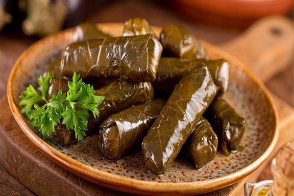 اینطوری دیگه سه سوته دلمه برگ مو درست می‌کنی | طرز تهیه دلمه با هواپز