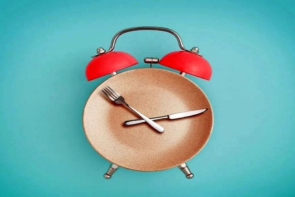 غذا خوردن در ساعت شما را می‌کشد! | هرگز در این ساعت از روز غذا نخورید