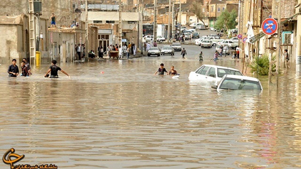 لحظه سقوط عجیب و هولناک دو دختر در جوی آب در جریان سیل شیراز را ببنید + ویدئو