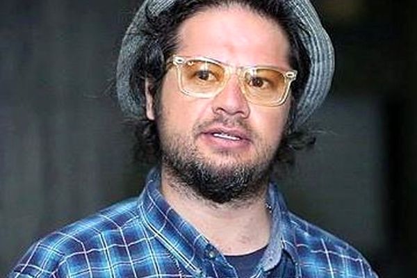 لو رفتن اولین عکس از خانواده علی صادقی | علی صادقی و خواهرش انگار سیبی هستند که از وسط نصف کردند 