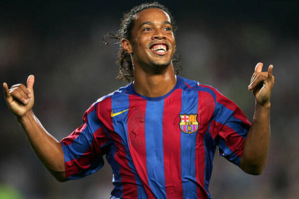رونالدینیو ابر ستاره فوتبال برزیل به بارسلونا بازگشت!