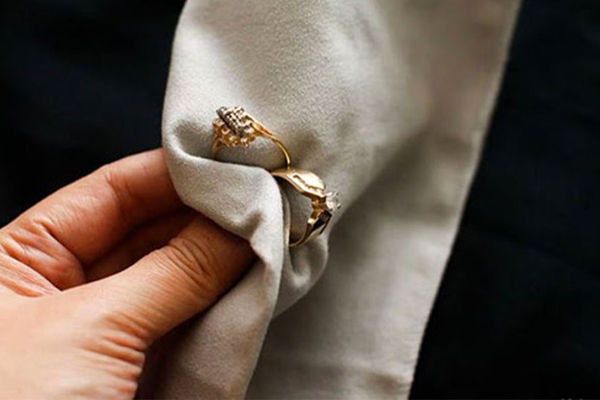 نحوه تمیز کردن جواهرات نقره‌ای | چگونه زیورآلات نقره را سفید کنیم؟