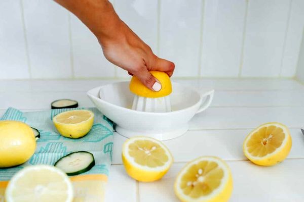 یکبار برای همیشه راز و روش فهمیدن آب لیمو تقلبی از اصل رو یاد بگیر! | اینطوری دیگه سرت کلاه نمیره