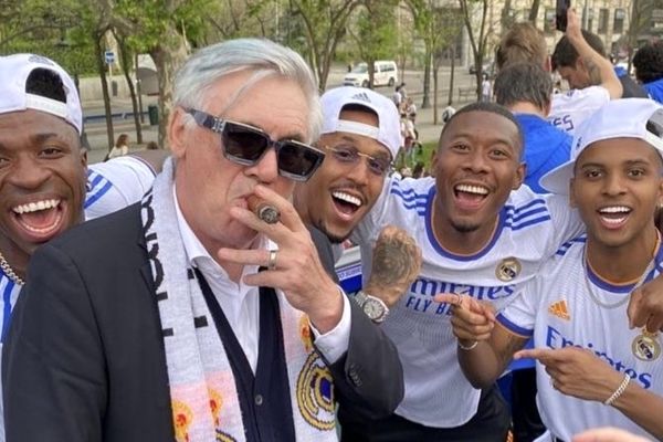 عکس یادگاری عجیب سرمربی رئال با سیگار