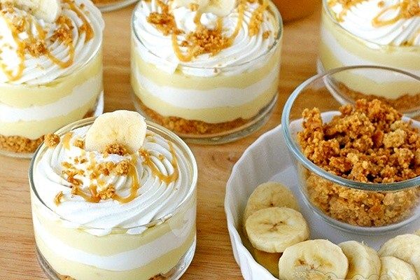 یه دسر بی‌دردسرو سه سوته واسه مهمونی‌های یهویی! | طرز تهیه دسر موز و خامه + ویدئو