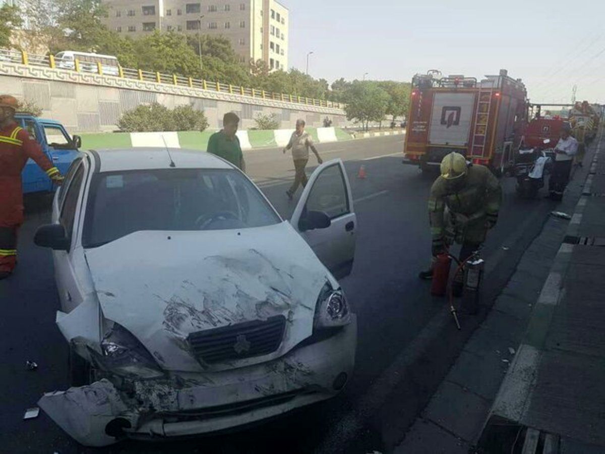 تصادف عجیب و خطرناک در اتوبان به خاطر سهل انگاری ماشین سنگین 