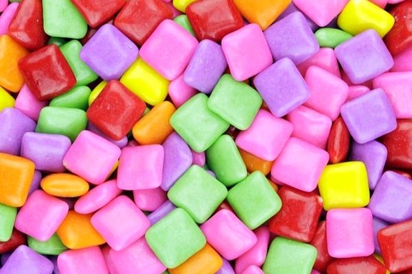 خطرات عجیب قورت دادن آدامس | آدامس را قورت دهید تا درگیر این مشکلات جدی شوید