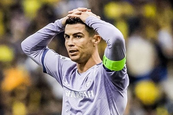 توهین بی شرمانه به رونالدو در عربستان |  لگد مال شدن پیرهن رونالدو توسط هواداران این تیم