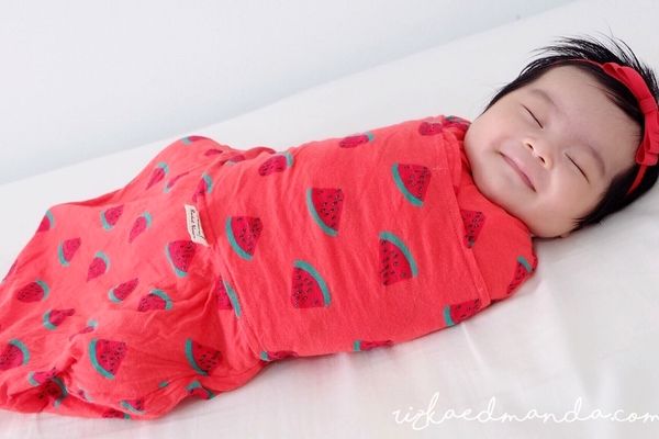 فواید قنداق کردن نوزاد | ترفند قنداق کردن نوزاد +مراحل قنداق کردن