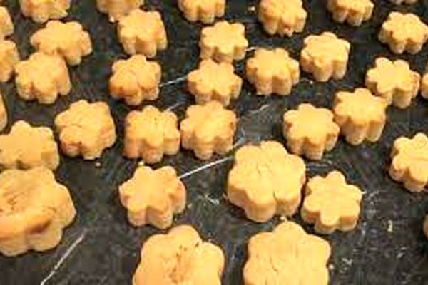 طرز تهیه شیرینی نخودی زنجبیلی | شیرینی نخودی در خانه بدون فر و سه سوت برای عید بپز 