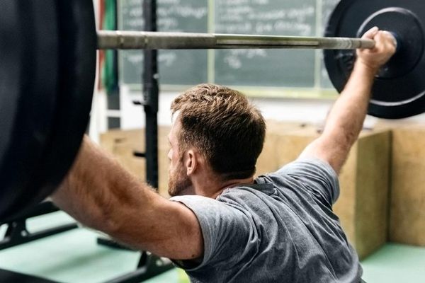 ۹ فایده‌ی حیرت‌آور تمرین با وزنه برای سلامت جسم و ذهن