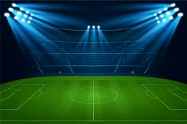 وقتی که توپ استادیوم میوفته توی بالکن همسایه! | لحظه ای جالب از مسابقات فوتبال