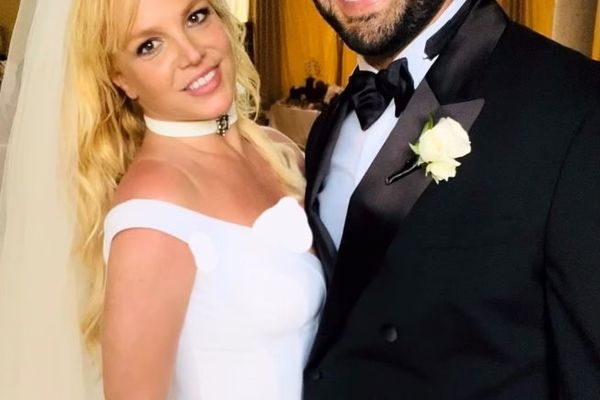 لحظه عجیب  دیدار سام اصغری با بریتنی | انگار بریتنی میدونست قراره در آینده چه اتفاقی بیفته 