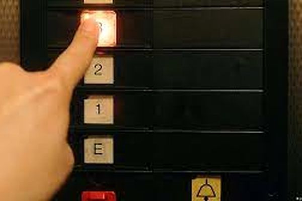 نکات ایمنی در هنگام سقوط آسانسور | هنگام سقوط آسانسور این کارها را انجام ندهید +ویدیو 