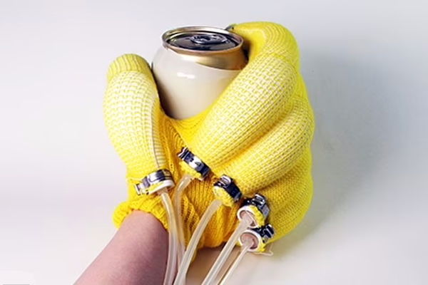 اختراع جالب و کاربردی دانشمندان |ساخت دست کشی به شکل موز | دستکشی کمکی برای کسانی که ناتوانی جسمی دارند + ویدئو