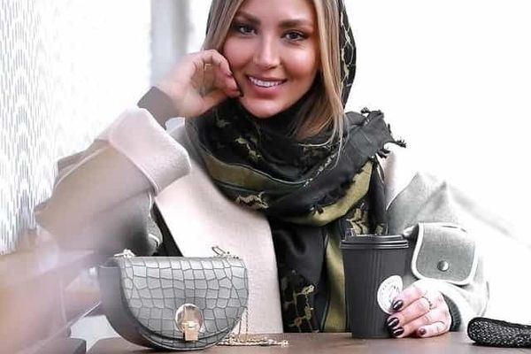 برف بازی مینا مختاری  همسر  بهرام رادان در ویلای لاکچری | او با برف هم ابراز عشق میکند !