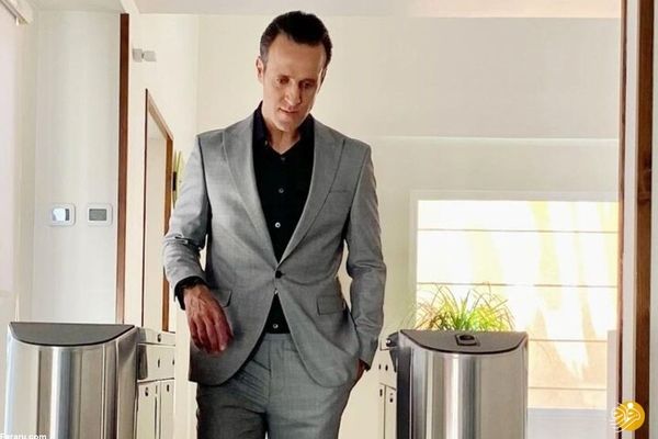 واکنش تند و تیز علی کریمی به گرانی دلار | همه ی ما ایرانی ها باید بمیریم !