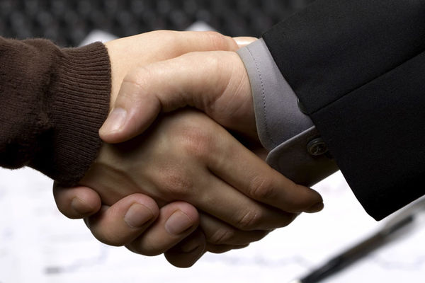 رفتار صحیح هنگام ملاقات باید چگونه باشد ؟ | آداب صحیح دست دادن در ملاقات ها+ویدیو 