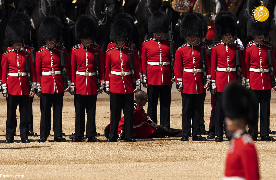  بیهوش شدن یکی از اعضای کاخ هنگام برگزاری مراسم تشریفات ملکه +ویدیو 