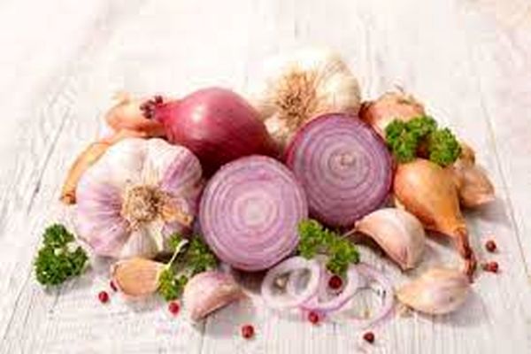 تمام عمرت اشتباه پیاز رو پوست میگرفتی | با این ترفند دیگه اشکت در نمیاد ! + ویدئو