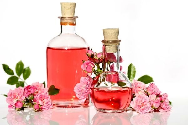 خواص بی‌نظیر گلاب برای واژن | خواص عجیبی که تا به حال نمی‌دانستید 