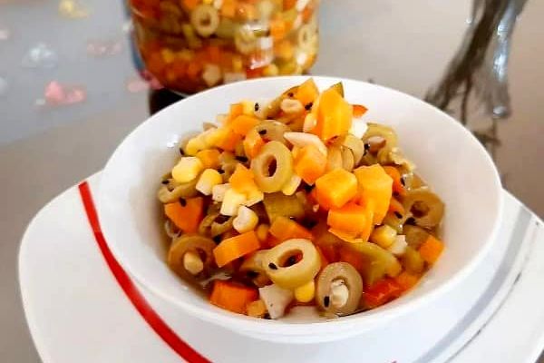 ترشی بخوریم یا نخوریم؟ | این افراد نباید هرگز ترشی بخورند!